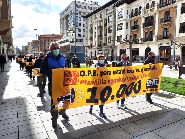 Iruñean mobilizatu gara, Nafarroako Gobernuak 10.000 lanposturen Lan Eskaintza Publikoa egin dezan eskatzeko