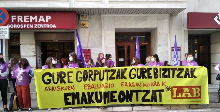 Nos hemos movilizado en Gasteiz, frente a Fremap, para denunciar la denegación de la baja por riesgo durante el embarazo de una trabajadora de comedores escolares