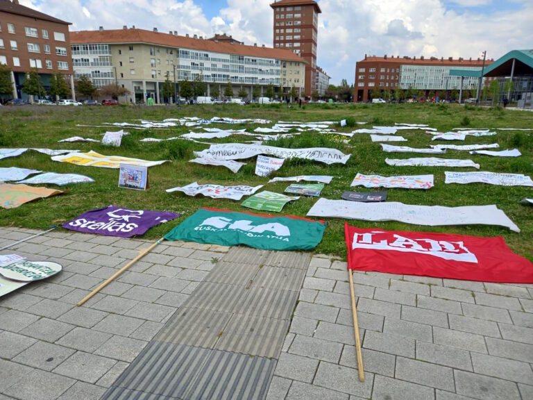 Exposición de producciones reivindicativas de las familias y las trabajadoras y trabajadores de Haurreskolak frente al Gobierno Vasco