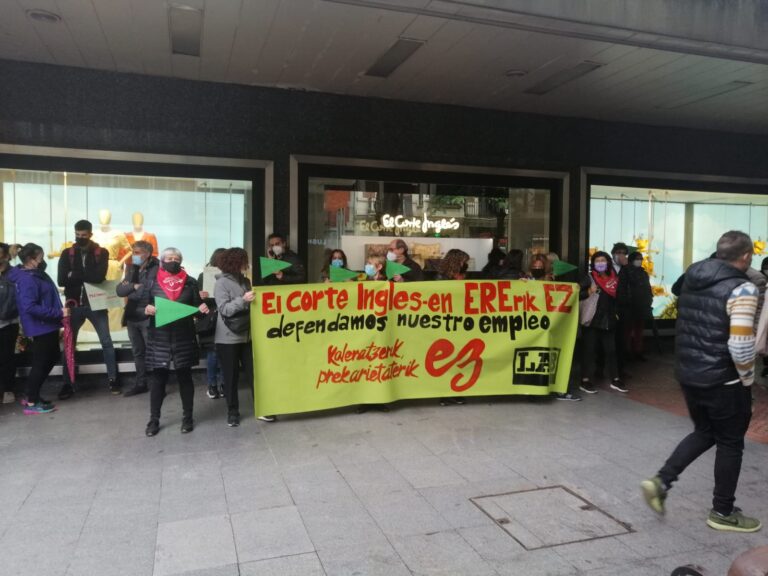 Nos hemos movilizado ante El Corte Inglés de Bilbo en defensa del empleo