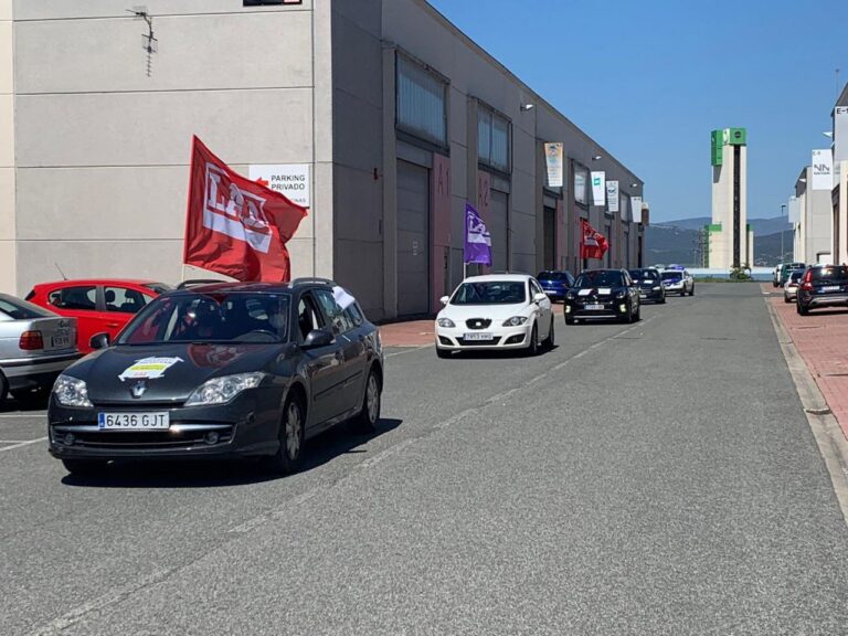 Hemos realizado una caravana de coches en Gasteiz para reclamar un convenio digno para el metal de Araba