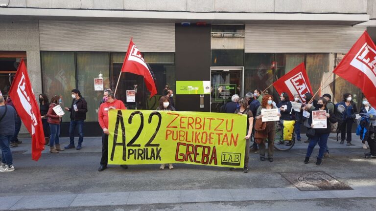 Hemos llevado a cabo una kalejira en Gasteiz en la víspera de la huelga en los servicios públicos de la CAV