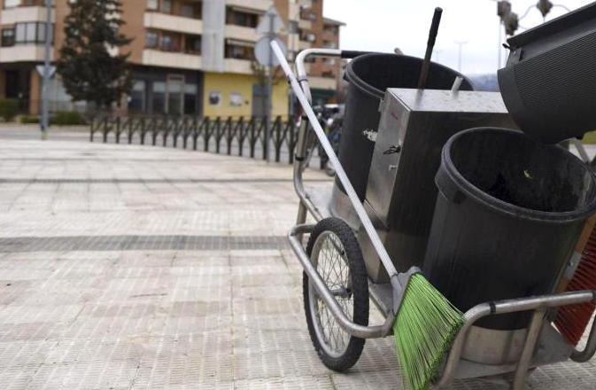 La intención de reducir el absentismo en la limpieza viaria de Gasteiz con incentivos sólo supone una mercantilización de la salud y las condiciones laborales de las y los trabajadores