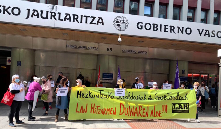 Salatzen jarraitzen dugu EAEko Hezkuntza Saileko sukaldari eta garbitzaileen ordezkapenak ez direla betetzen