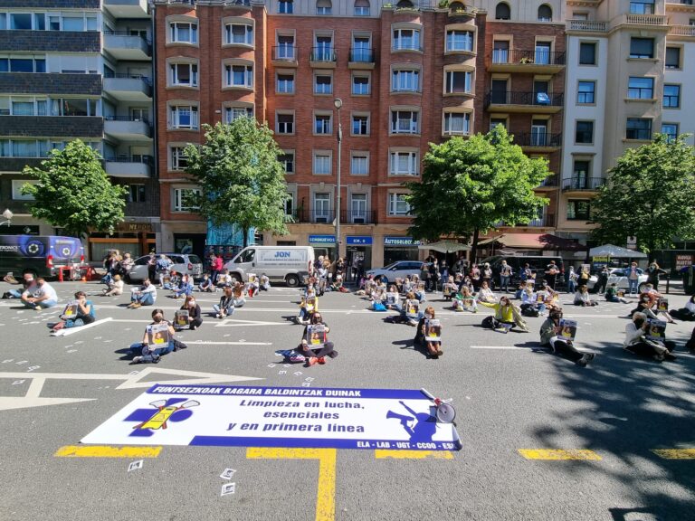 Las trabajadoras de limpieza de Osakidetza han vuelto a reivindicar que son esenciales