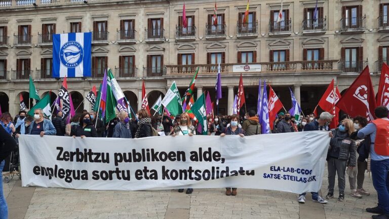Nos hemos manifestado en Gasteiz para exigir soluciones reales a las altísimas tasas de temporalidad del sector público y el fin de la privatización de los servicios públicos