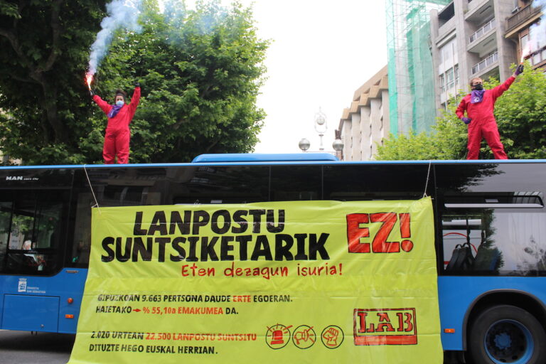 Hemos denunciado en el centro de Donostia que es inaceptable superar la crisis a costa de las condiciones laborales y de los puestos de trabajo de las mujeres*