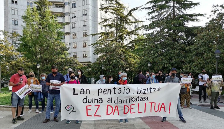 Hemos reiterado ante el Palacio de Justicia de Gasteiz que reivindicar trabajo, pensiones y vida dignas no es delito
