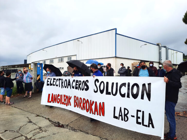 La plantilla de Electroaceros casi al completo comienza una huelga indefinida en favor de una solución digna