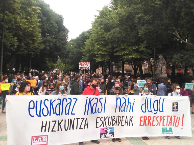 Euskaraz ikasteko eskubidearen alde mobilizatu gara Nafarroako Parlamentu aurrean