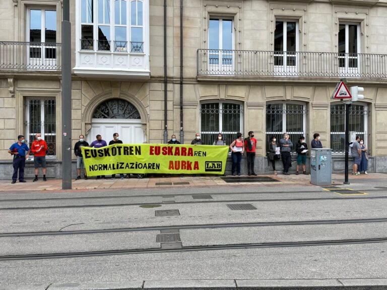 Nos hemos movilizado en Gasteiz para denunciar la política lingüística de la dirección de Euskotren y reinvindicar los derechos lingüísticos de las y los euskaldunes