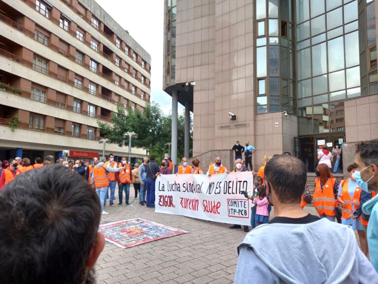 Hemos reiterado ante los juzgados de Barakaldo que la lucha sindical no es delito y hemos mostrado nuestro apoyo a Zigor Azpiolea, imputado por movilizarse en contra de los despidos en ITP-PCB