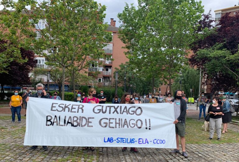 Los sindicatos nos hemos concentrado para denunciar el intento de maquillaje de la gestión de la pandemia por parte del Departamento de Educación de la CAV y pedir más recursos