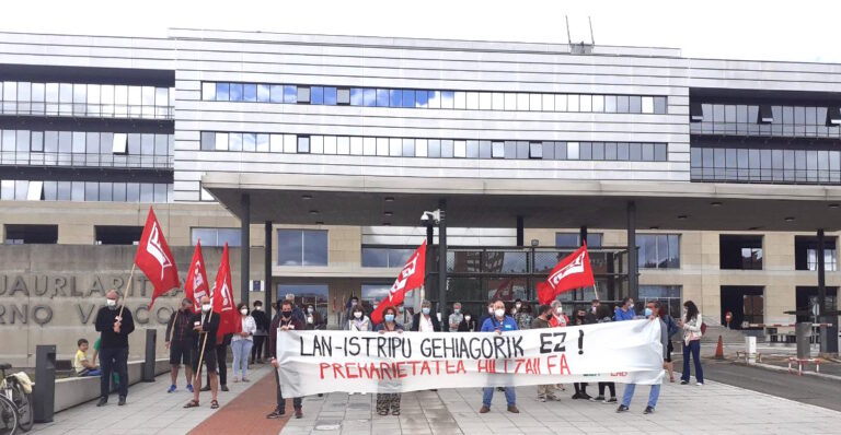 Realizan una concentración y un paro de dos horas en el Gobierno Vasco en recuerdo al trabajador fallecido en la sede de Lakua