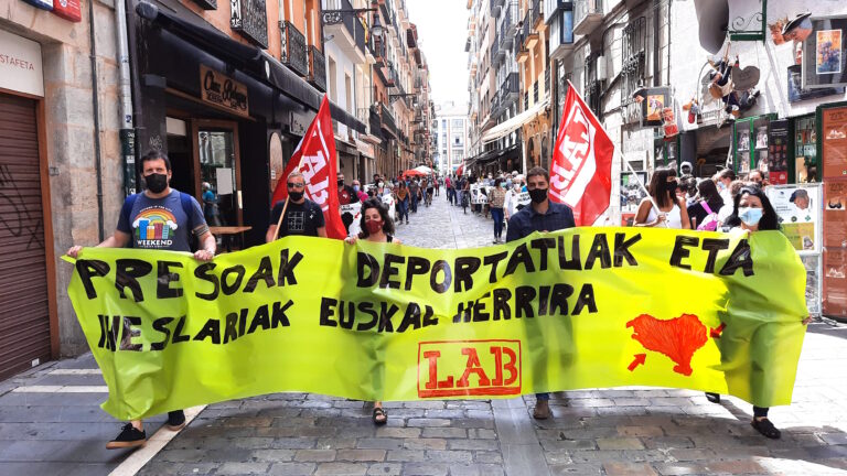 Hemos reclamado en Iruñea y Bilbo el fin de la política penitenciaria de excepción