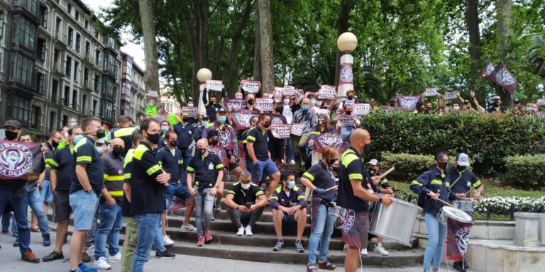 Las y los huelguistas de Tubacex se movilizan ante el Palacio de Justicia de Bilbo en defensa del empleo