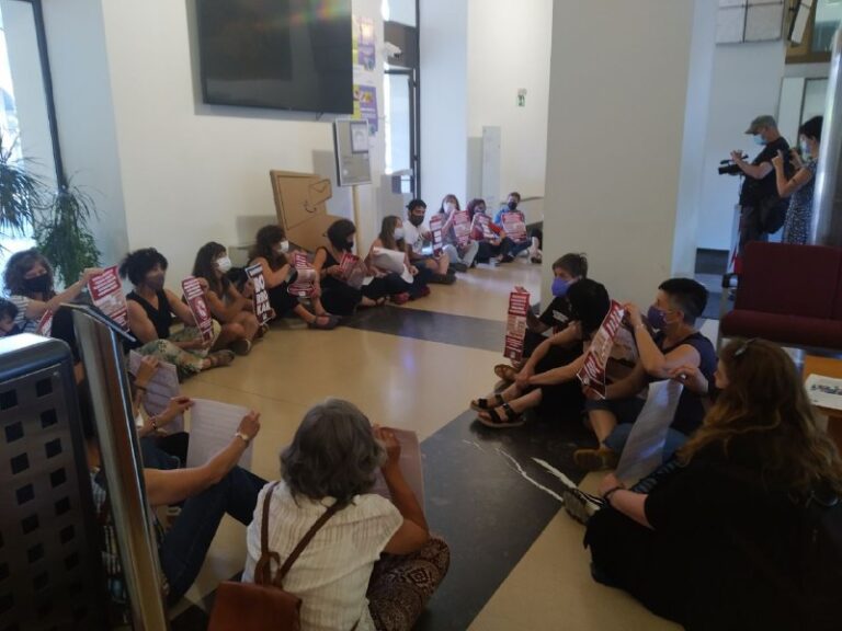 Hemos denunciado en el Departamento de Educación de Nafarroa que la imposición de la jornada continua en los centros escolares dejará en la calle a cientos de trabajadoras de los comedores