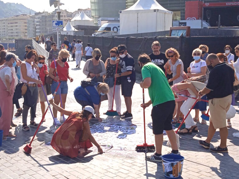 Las trabajadoras de limpieza de Edificios y Locales de Gipuzkoa denuncian la brecha salarial ante el Kursaal