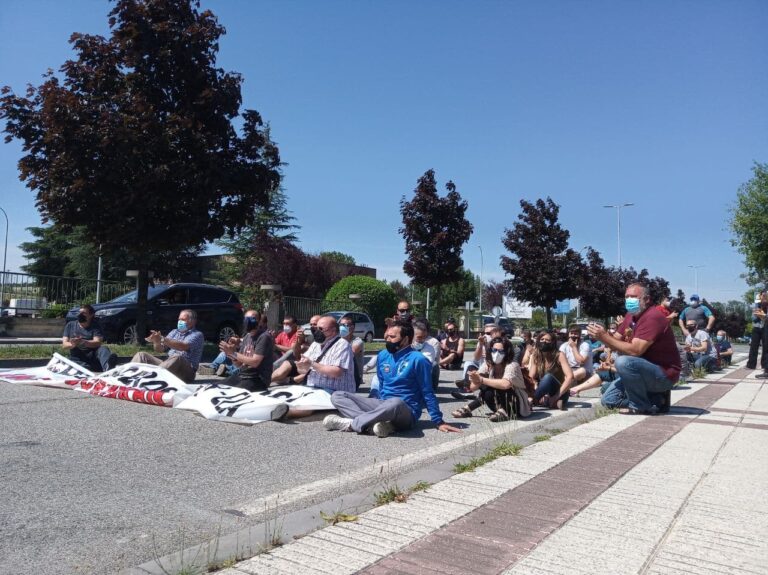 Después de 30 días en huelga, la plantilla de Electroaceros ha vuelto al trabajo tras registrar la empresa la solicitud de cierre de la planta