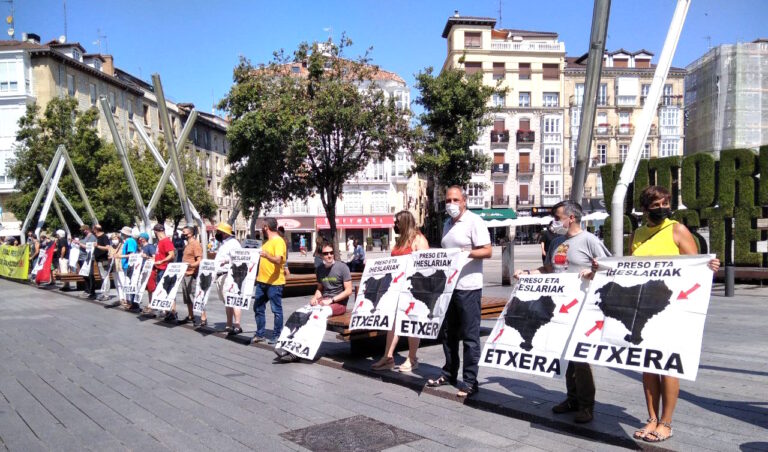 Nos hemos movilizado en Gasteiz en defensa de los derechos de las y los presos, exiliados y deportados políticos vascos
