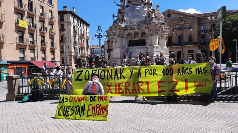 Limpiadoras han realizado una concentración en los baños públicos del Paseo Sarasate de Iruñea para evitar su cierre