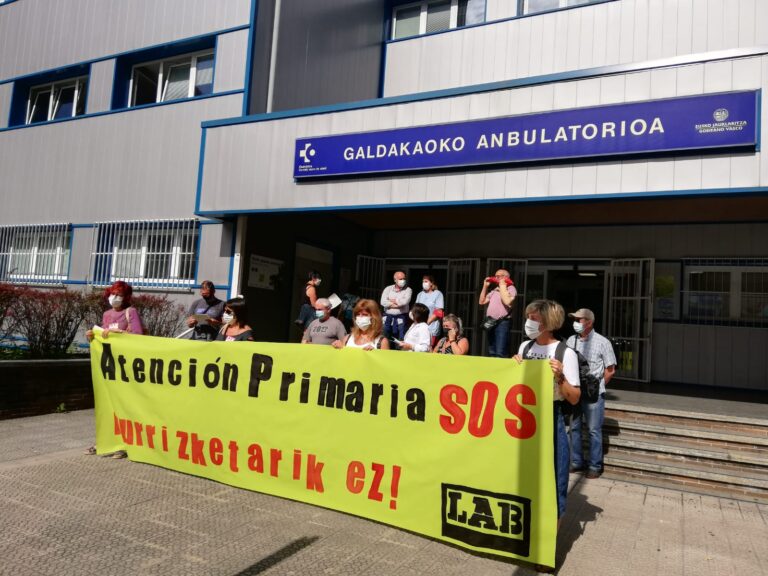 Nos hemos concentrado en el ambulatorio de Galdakao para denunciar la insoportable situación de los centros de atención primaria