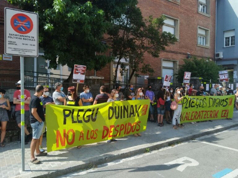 Nos hemos movilizado ante el Gobierno de Nafarroa para reclamar la paralización de los pliegos de intervención social y que tenga en cuenta a las plantillas