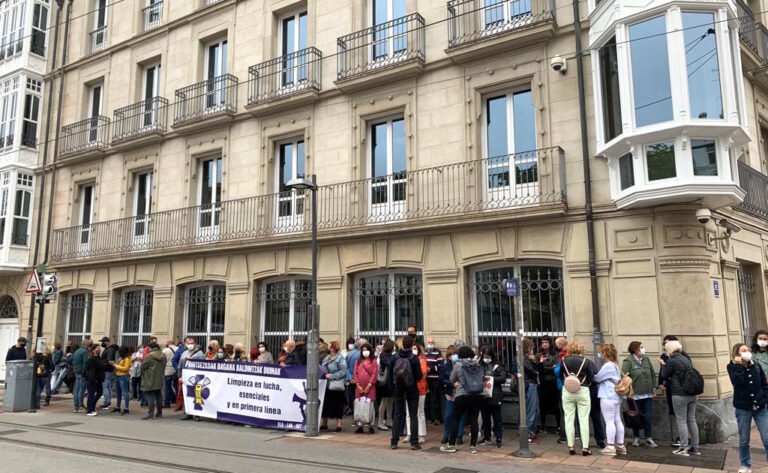 Las trabajadoras de limpieza subcontratadas de Osakidetza han llevado sus reivindicaciones al Parlamento de Gasteiz