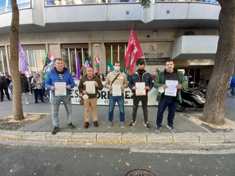 Hemos exigido al Gobierno Vasco que restablezca el servicio de ambulancias suprimido y se readmita a las y los trabajadores
