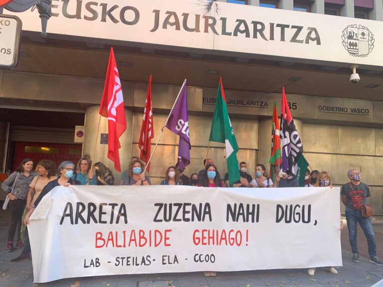 Las y los trabajadores de Educación de la CAV han denunciado que llevan año y medio sin atención directa