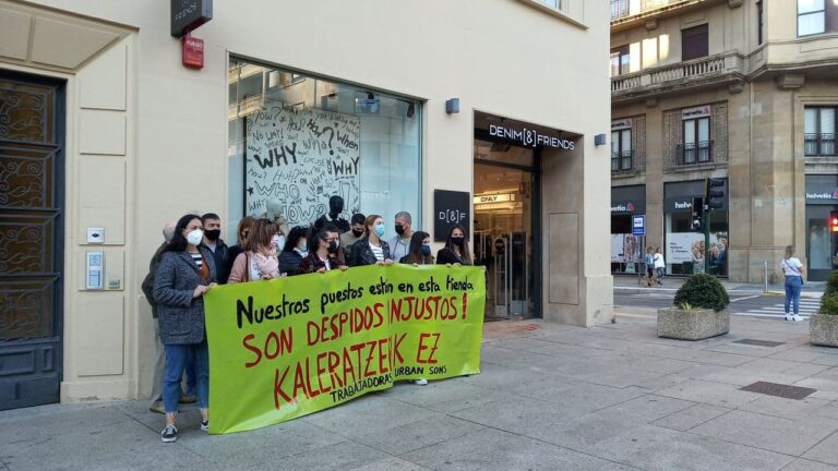 Las trabajadoras de las tiendas Urban Sons de Iruñerria denuncian el ERE de despido colectivo iniciado por la empresa, ya que sus puestos de trabajo siguen existiendo