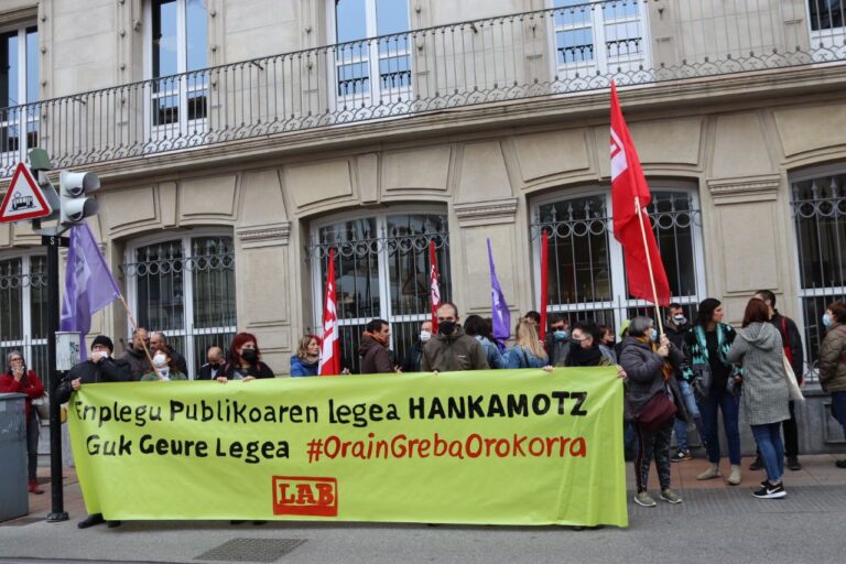 Nos hemos movilizado ante el Parlamento de Gasteiz con el lema «Esta ley de empleo público se queda corta, ¡necesitamos una ley propia!»