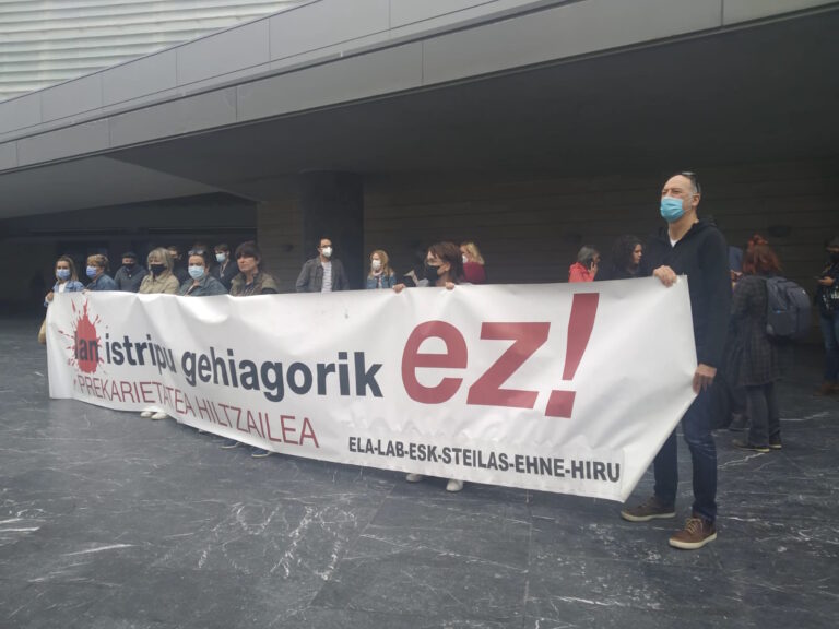 Hemos denunciado la situación de precariedad de las y los trabajadores del sector hostelero en la movilización de protesta por el accidente laboral mortal en un bar de Donostia