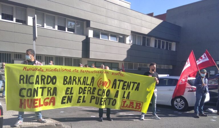 Nos hemos movilizado en denuncia de la actitud del presidente de la Autoridad Portuaria de Bilbao Ricardo Barkala