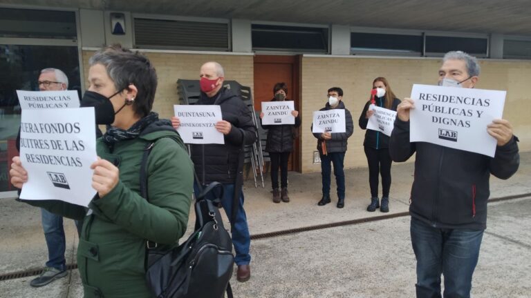 Nos hemos movilizado frente a unas jornadas de la patronal de residencias sobre un falso nuevo modelo y trabajadoras han intervenido para denunciar su situación precaria