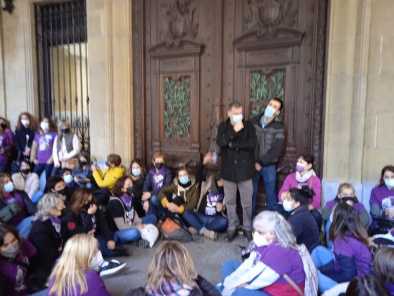 Hemos realizado una sentada ante la Diputación Foral de Gipuzkoa para exigir una reunión que resuelva el conflicto de las residencias de mayores