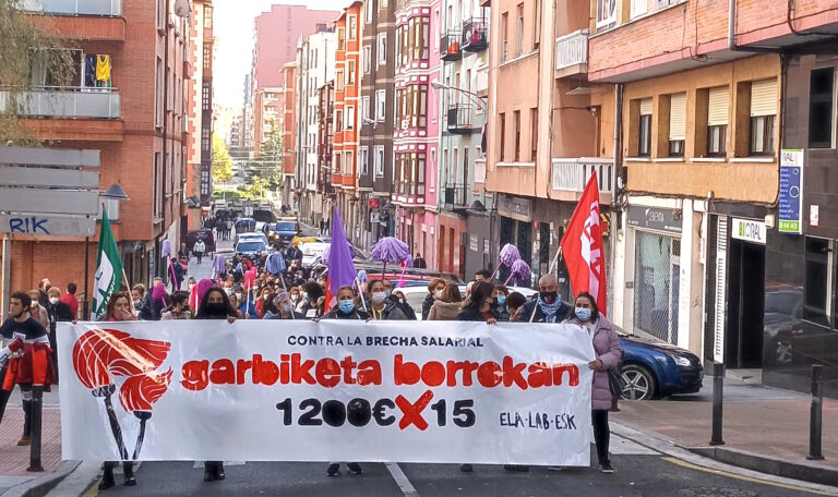 Las trabajadoras de limpieza de edificios y locales de Bizkaia se movilizan en Basauri contra la brecha salarial y en favor de un salario digno