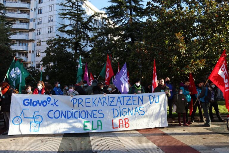 Nos hemos movilizado ante los juzgados de Gasteiz en defensa de los derechos laborales de las y los riders