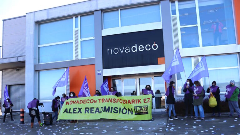 Nos hemos movilizado para reclamar la readmisión de una persona trabajadora de Novadeco despedida por iniciar la transición de sexo-género
