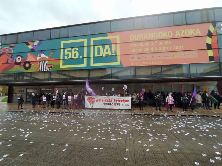 Las trabajadoras de limpieza de edificios y locales de Bizkaia han llevado sus reivindicaciones a la feria de Durango