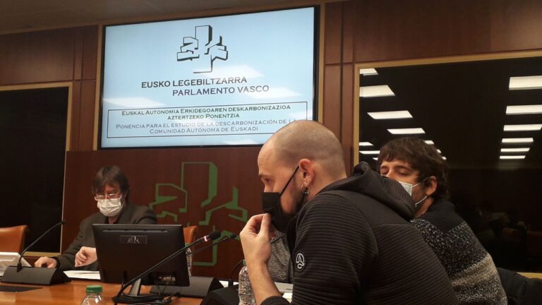Hemos remarcado en la ponencia para el estudio de la descarbonización del Parlamento de Gasteiz que la patronal tiene una mayor responsabilidad porque ha contaminado y acumulado riqueza