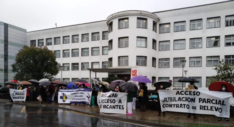 Las trabajadoras de las contratas de limpieza de Osakidetza se movilizan en el Hospital Donostia para exigir un convenio digno