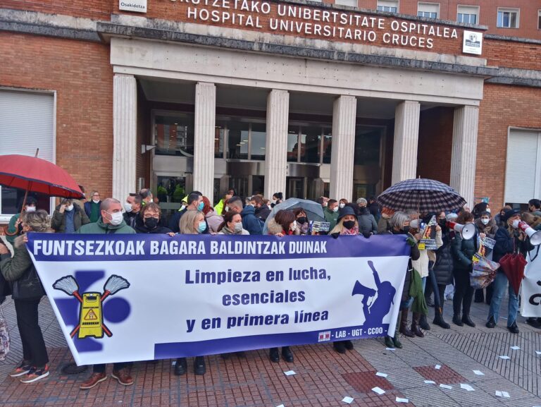 Las trabajadoras de las contratas de limpieza de Osakidetza exigen un convenio digno ante el Hospital de Cruces