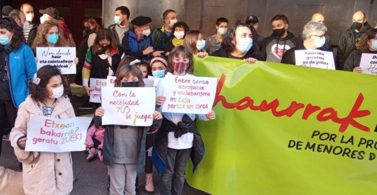 Hemos reclamado en Bilbo e Iruñea la creación de permisos para el cuidado de menores y personas con dependencia durante el confinamiento