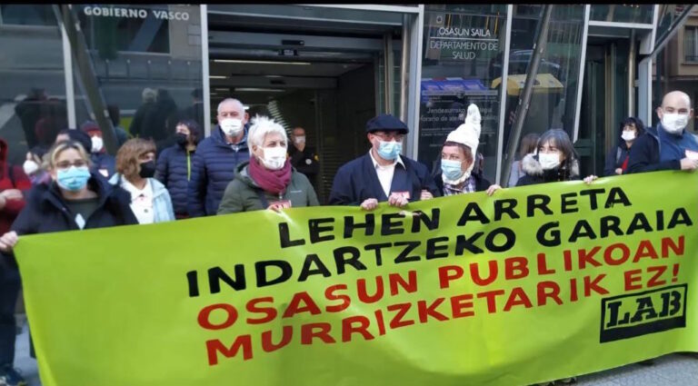 Hemos depositado carbón en Bilbo, ante el Departamento de Salud, para denunciar que el Gobierno Vasco está desmantelando la sanidad pública