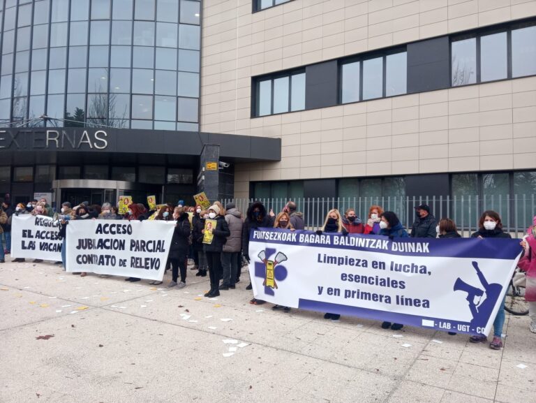 Trabajadoras de subcontratas de limpieza de Osakidetza se movilizan ante el recorte de derechos en el Hospital Universitario Araba de Gasteiz