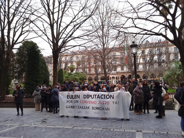 Las trabajadoras de limpieza subcontratadas de la Diputación Foral de Gipuzkoa han reclamado un convenio digno