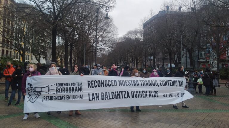 Nos hemos concentrado ante el Parlamento de Nafarroa en vísperas de la huelga del sector de atención a las personas mayores