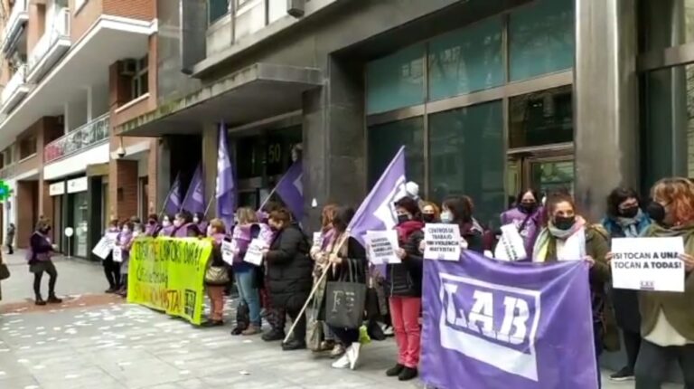 Nos hemos movilizado ante Inspección de Trabajo para denunciar la agresión sexual sufrida por una empleada de hogar en Sopela