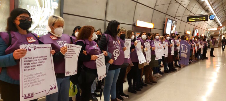 Nos hemos movilizado en el metro de Bilbo mediante el Piquete Feminista para denunciar las agresiones sexistas que se producen en el sector de limpieza